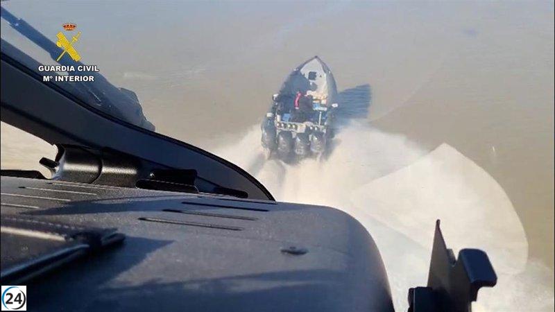 Desmantelan un cargamento de 1.700 kilos de hachís en Chipiona y arrestan a cuatro sospechosos.