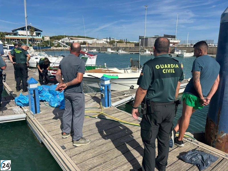 La Guardia Civil confisca dos barcos y catorce sacs de hachís en Barbate.