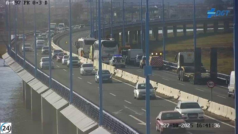 Reabre el puente del Odiel en Huelva tras choque entre coche y autobús que dejó siete heridos.