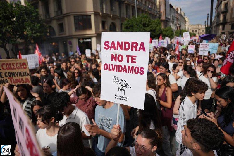 Protestas pacíficas en Sevilla exigen el cese de la violencia escolar en apoyo a Sandra Peña.