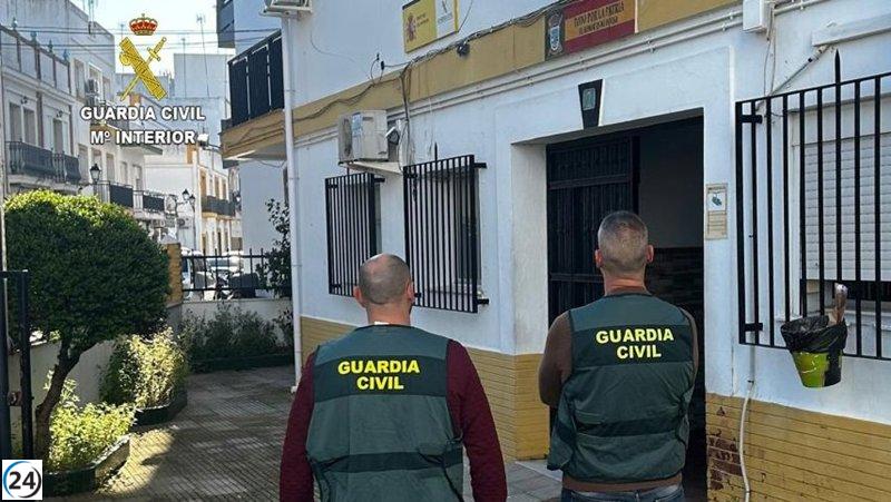 Se intensifica la búsqueda de un hombre que escapó tras apuñalar gravemente a su pareja en Isla Cristina, Huelva.