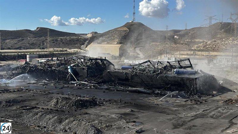 La central térmica de Carboneras culmina su demolición con la última explosión.