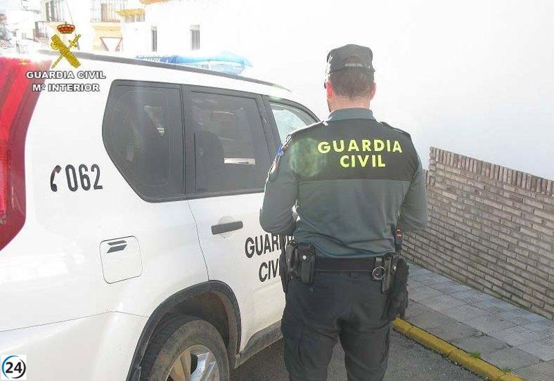 La Guardia Civil intensifica la búsqueda del fugitivo en Isla Cristina tras agredir a su pareja.