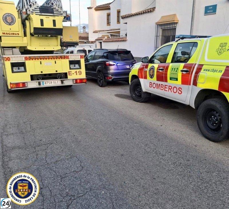 Policías sufren inhalación de humo mientras salvan a una víctima de incendio en Jerez.
