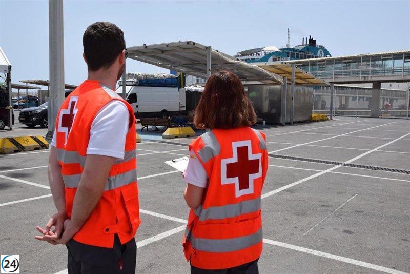 Cruz Roja socorre a 42 inmigrantes, incluido un niño, arribados en patera a Almería.