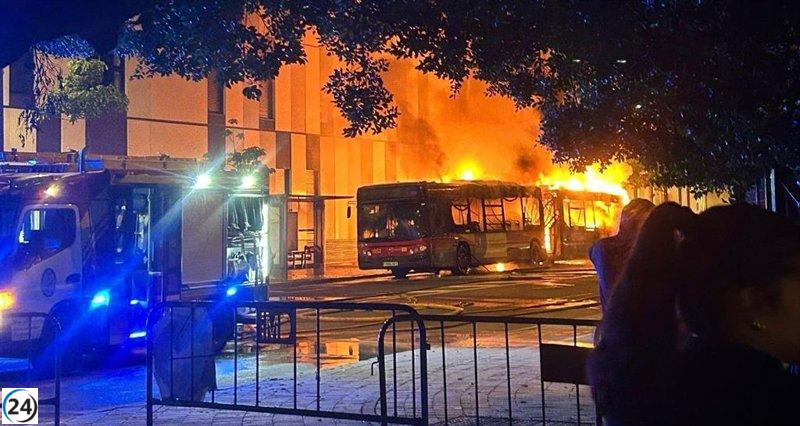 Autobús de Tussam arde en Cartuja con pasajeros a bordo, sin reportar heridos.