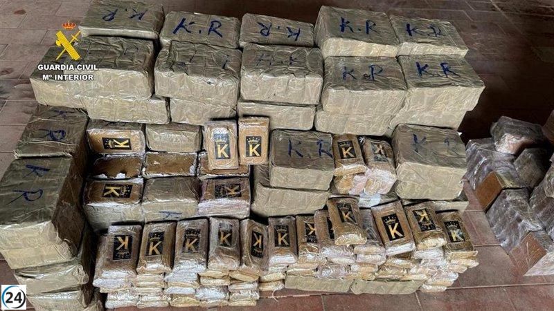 Desarticulada en Almería una red de narcotráfico que utilizaba autobuses para ocultar droga, con cinco arrestos.