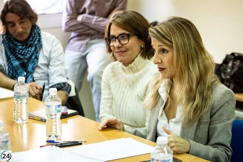 Yolanda Díaz dialoga con empleados del aeropuerto en la Base Naval de Rota.