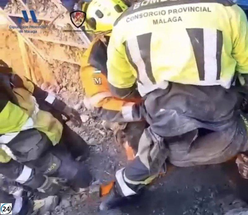 Un hombre es rescatado tras quedar sepultado bajo tres metros de escombros en Vélez-Málaga.