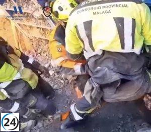 Un hombre es rescatado tras quedar sepultado bajo tres metros de escombros en Vélez-Málaga.