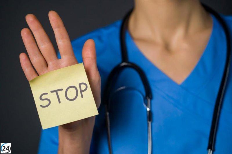 Paciente enfurecido arroja una mesa a su doctora en Pilas tras reclamar atención urgente.