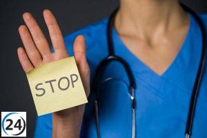 Paciente enfurecido arroja una mesa a su doctora en Pilas tras reclamar atención urgente.