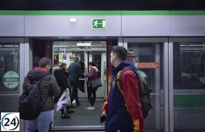 La plantilla del Metro de Sevilla muestra este miércoles la documentación para iniciar la huelga el Domingo de Ramos