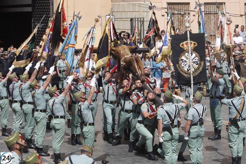 El fervor y la devoción del Jueves Santo malagueño se ven potenciados con el traslado del Cristo de la Buena Muerte por la Legión, despertando la admiración de todos los asistentes.