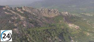Las labores avanzan en el incendio de Tarifa con enfriamiento para posible control el lunes.