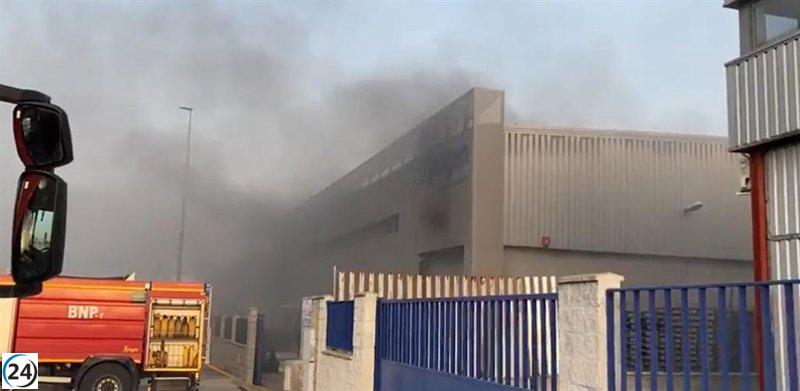 Explosión en empresa química de Bollullos (Sevilla) deja dos heridos con quemaduras en brazos.