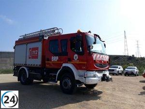 Varios parques de bomberos luchan contra un incendio en Écija (Sevilla)