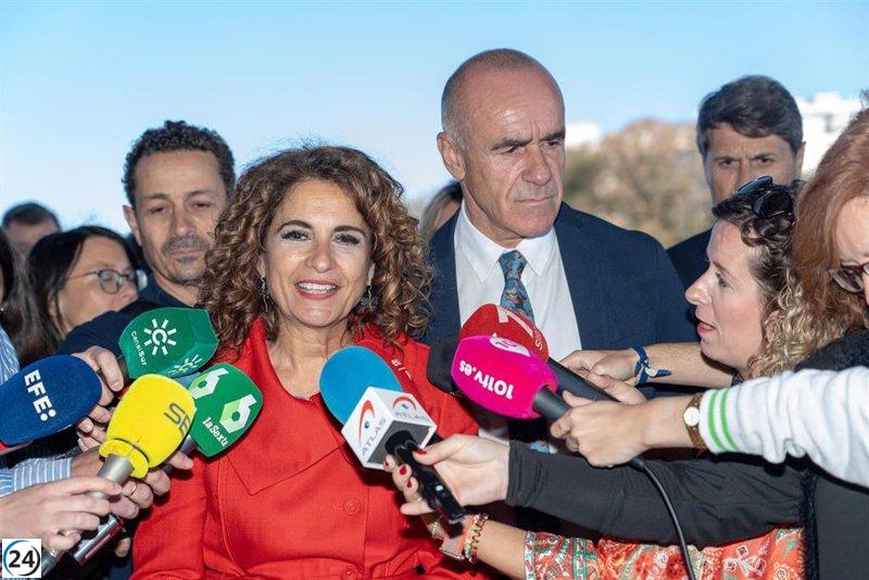 Montero llama a defender la sanidad pública y escuchar a los profesionales.