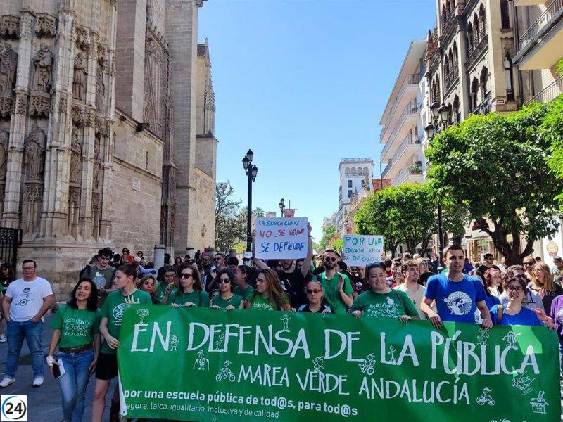 Miles de personas en Sevilla se movilizan en contra de la privatización de la educación pública.