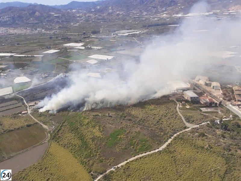 Incendio agrícola en Motril (Granada) deja un cortijo calcinado y dos heridos; Infoca reporta extinción.