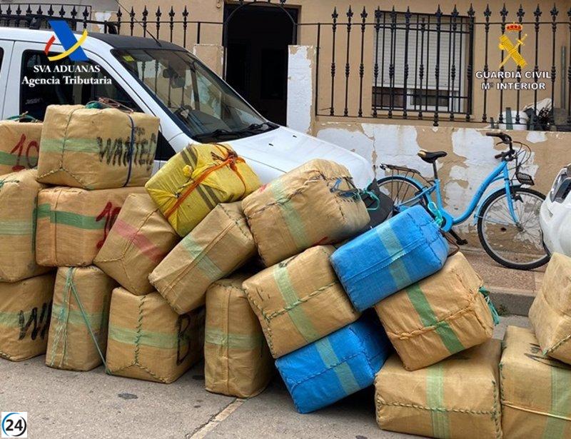 Desarticulan banda de narcotraficantes en Huelva: incautan 2.600 kg de hachís y detienen a dos personas.