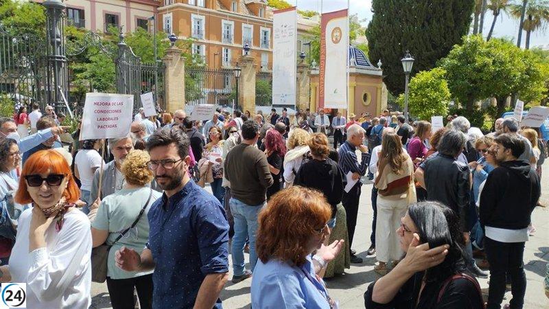 Sindicatos defienden al personal y exigen financiación suficiente en marcha en Sevilla.
