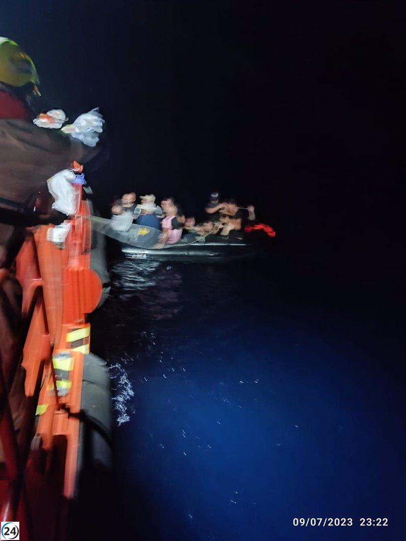 Doce magrebíes rescatados a 27 millas de Cabo de Gata en una embarcación neumática.