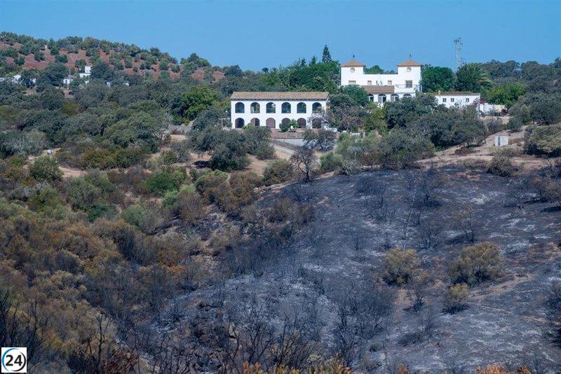 Incendio en Lora (Sevilla) bajo control tras afectar 90 hectáreas y provocar desalojos.