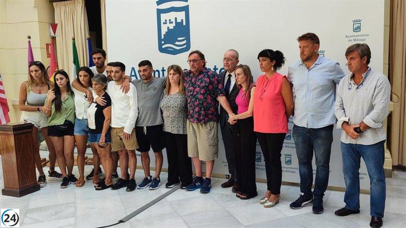 Familias de paddle surfistas desaparecidos exigen continuar la búsqueda en Málaga.