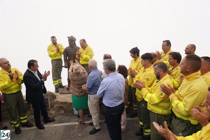 Inauguran estatua en Sierra Bermeja en honor al bombero forestal fallecido en incendio de 2021