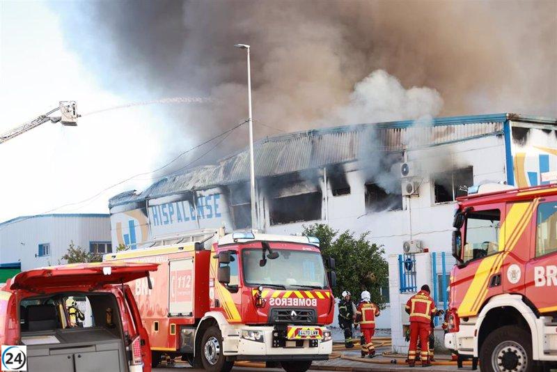 Incendio de la nave de pinturas en La Rinconada (Sevilla) controlado tras despliegue de ocho parques de bomberos.