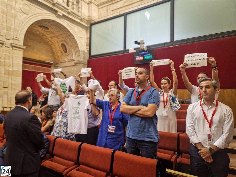 Protestantes de Marea Blanca expulsados del Parlamento andaluz tras demandar mejoras sanitarias en la sierra sur de Sevilla.