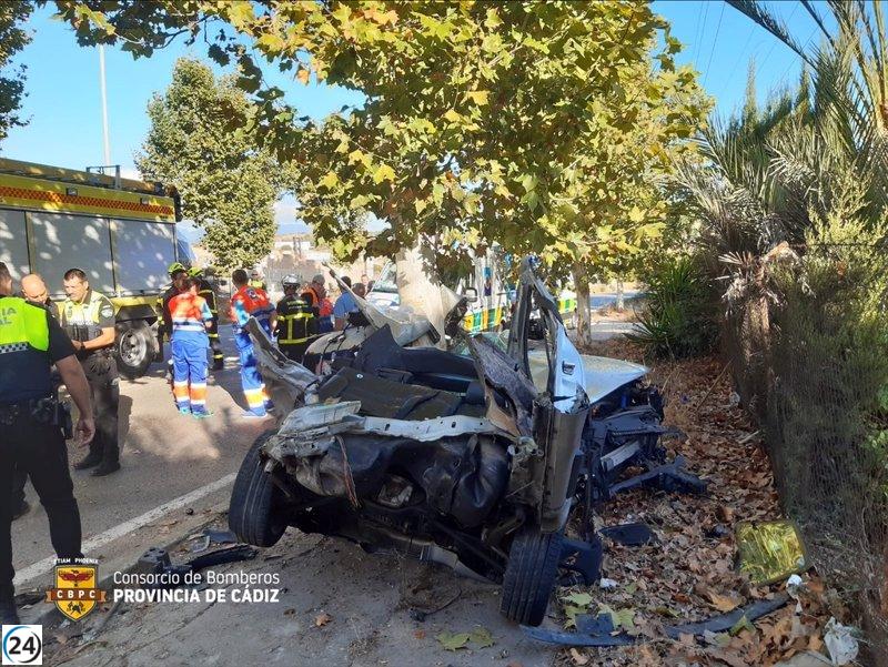 Trágico accidente en Algeciras: Dos jóvenes pierden la vida tras colisionar contra un árbol