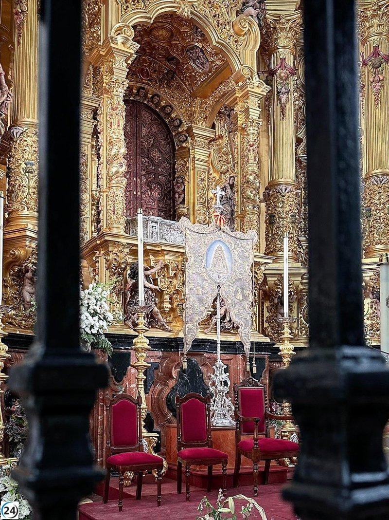 Comienza la restauración de la Virgen del Rocío por La Matriz, mientras el Simpecado destaca en el altar