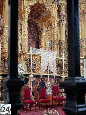 Comienza la restauración de la Virgen del Rocío por La Matriz, mientras el Simpecado destaca en el altar