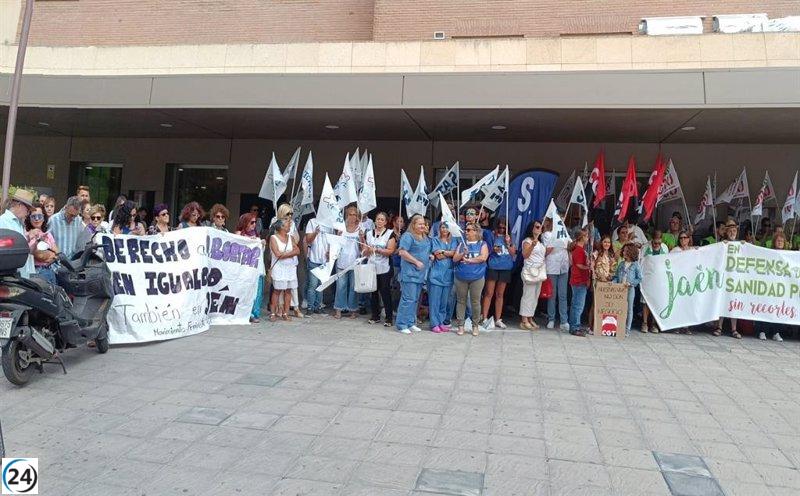 Protesta de trabajadores del SAS frente al Parlamento contra las modificaciones en el baremo de la Bolsa de Empleo
