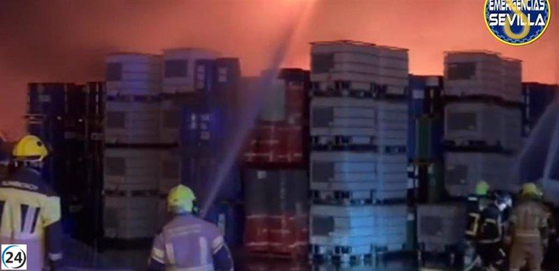 Exitoso control de incendio en nave de reciclaje del polígono industrial La Isla, en Dos Hermanas (Sevilla)