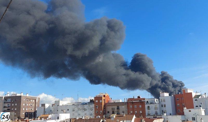 Incendio en planta de residuos en Huelva: tareas de extinción continúan