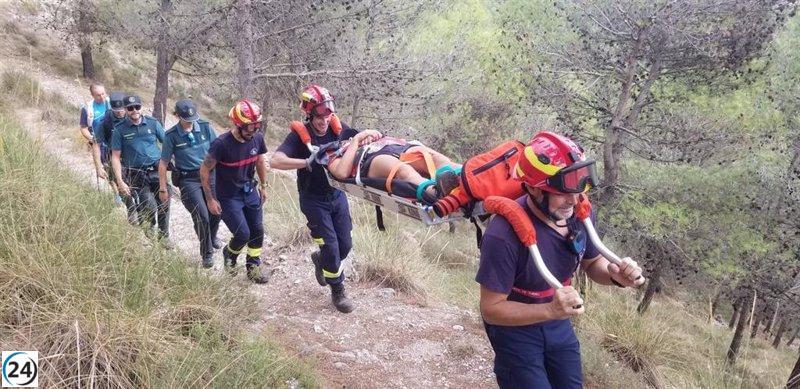 Bomberos heroicos salvan a senderista con fractura de tobillo en Rute, Córdoba.