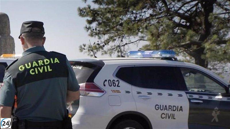 ¡Peligroso incidente en la Circunvalación de Granada! Ocupantes de un vehículo en fuga escapan tras atravesar la mediana y estrellarse.