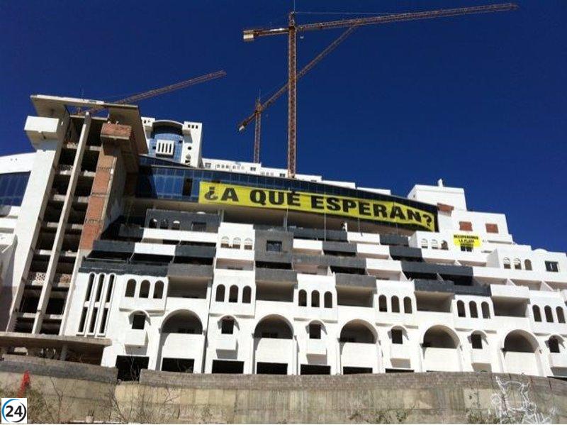 El alcalde de Carboneras da luz verde a la demolición del Algarrobico al descubrir irregularidades en la licencia de obras.