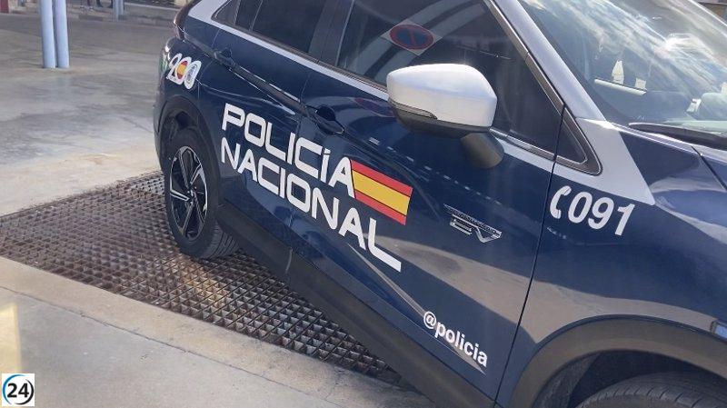Violento enfrentamiento entre grupos de aficionados de fútbol deja un hombre de 50 años gravemente herido y múltiples arrestos en Triana, Sevilla.
