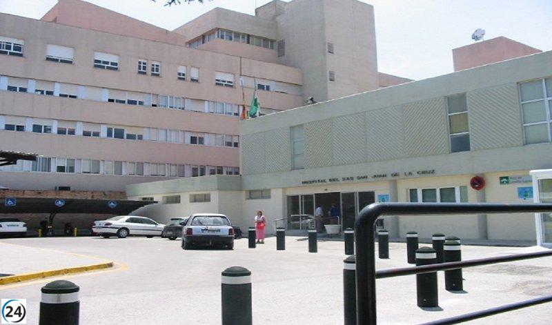 Trabajador enfrenta grave lesión al caer del tejado durante instalación de antenas en Baeza
