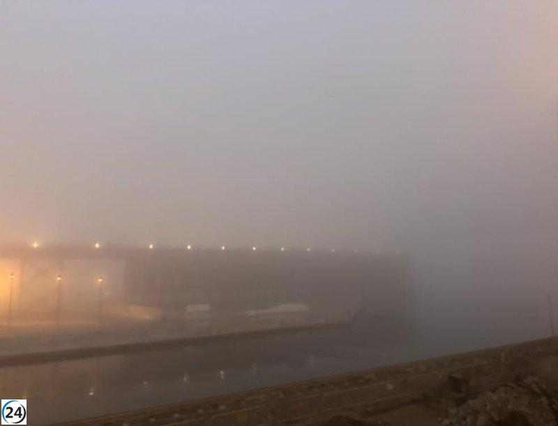 El puerto de Almería cerrado y el aeropuerto afectado por niebla por segundo día consecutivo.