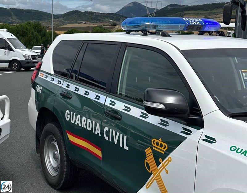 Padre e hijo arrestados por agredir a agente de la policía local en Cuevas del Almanzora, Almería, durante altercado escolar.